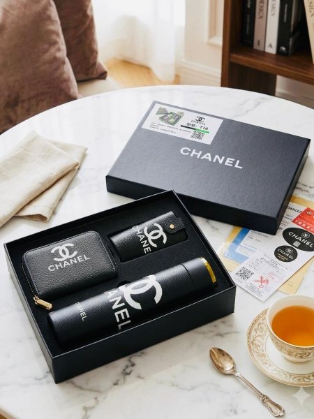 طقم ثيرموس مع مدالية وجزدان CHANEL